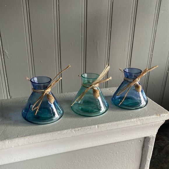 NWT Set of 3- Translucent Beach Glass Bottle Vases with Seashell Accents - Picture 16 of 17